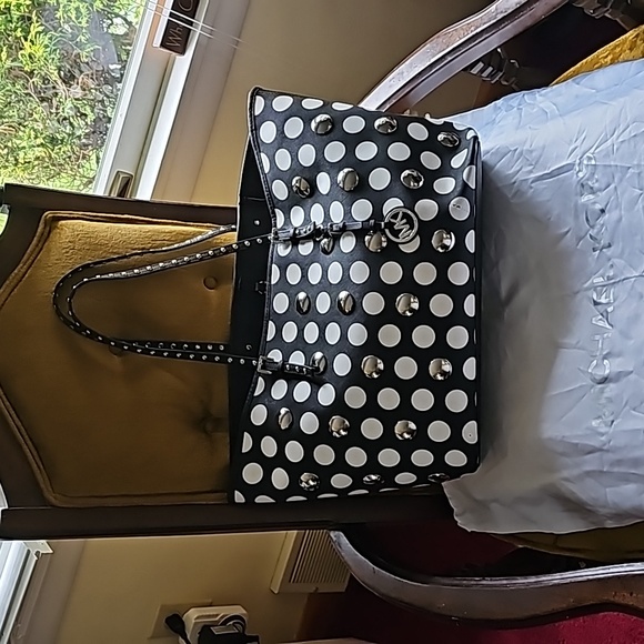 New-MK JetSet Studded Tote 🖤🤍 - Picture 5 of 16